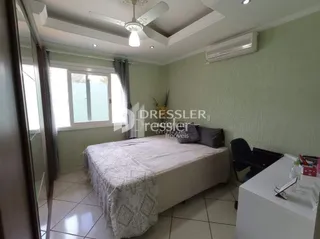 Quarto com cama e janela em um imóvel no Brasil.
