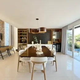 Foto de uma mesa de jantar de madeira em um ambiente interno bem iluminado.