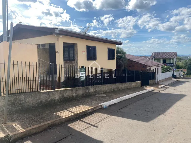 Fachada de uma residência em Lajeado, Brasil, com cerca de ferro.