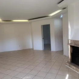 Foto de um ambiente interno com piso de cerâmica e paredes brancas.