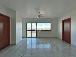 Sala de estar com piso de cerâmica e vista da cidade.