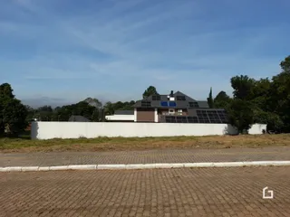 Fachada de uma residência com telhado e painéis solares em Lajeado, Brasil.