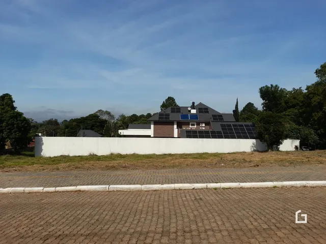 Fachada de uma residência com telhado e painéis solares em Lajeado, Brasil.