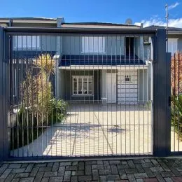 Fachada externa de uma residência em Lajeado, Brasil, com varanda coberta.