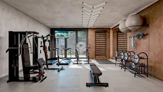 Imagem de uma sala de ginástica com equipamentos de treino.