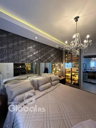 Quarto com cama grande e painel decorativo na parede.