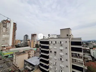 Vista aérea de edifícios residenciais e obras em uma área urbana.