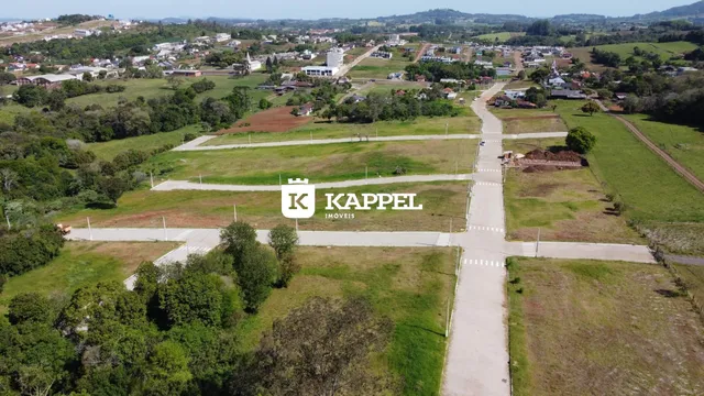 Vista aérea de um terreno aberto com áreas verdes e estradas em Lajeado.