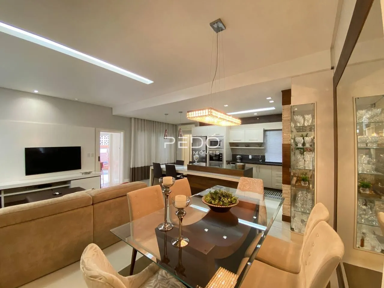 Casa com 5 dormitórios, foto 1