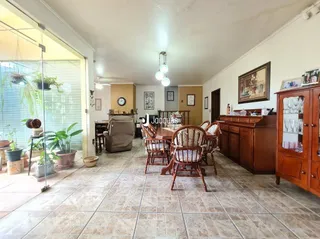 Sala de estar com piso de cerâmica e acesso ao jardim externo.
