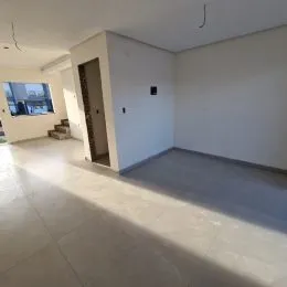 Ambiente interno de uma sala com paredes brancas e piso claro.