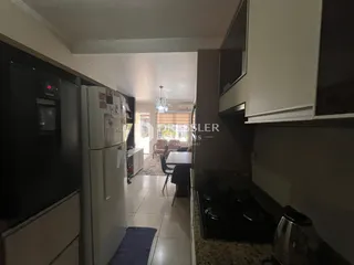 Vista interna da cozinha e área de passagem de um imóvel em Lajeado.