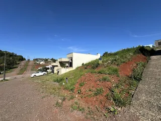Fachada de uma casa em Lajeado, Brasil, situada em uma encosta.