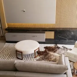 Foto de uma sala de estar com sofá e mesa de centro.