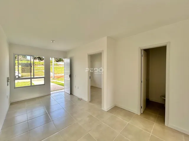 Ambiente interno com piso de cerâmica claro e portas de acesso a outras áreas.