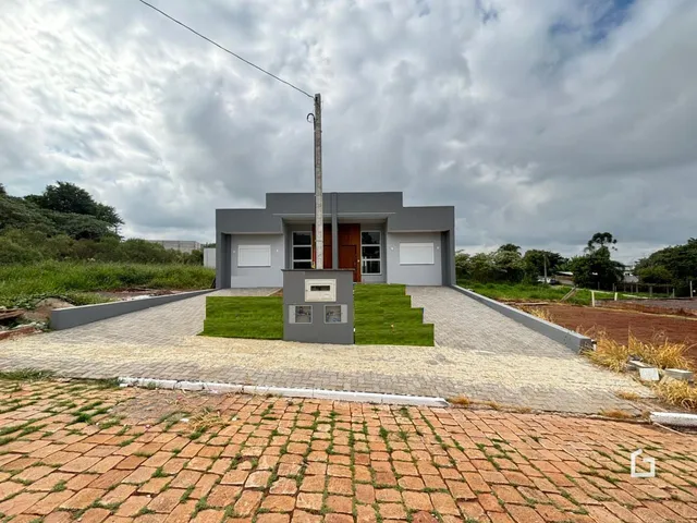 Fachada de uma residência moderna com jardim e entrada pavimentada em Lajeado.