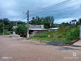 Vista da fachada de uma residência em Lajeado, Brasil, com vegetação ao redor.
