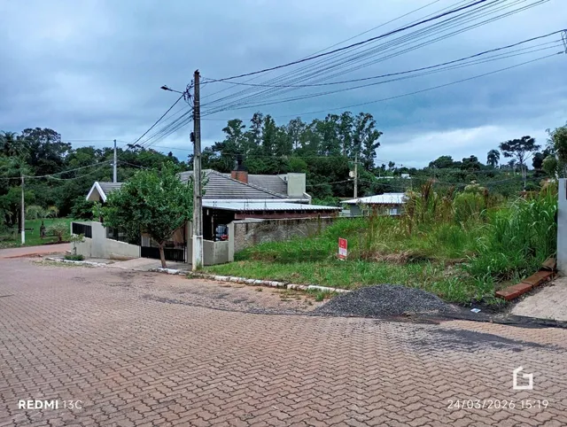 Vista da fachada de uma residência em Lajeado, Brasil, com vegetação ao redor.