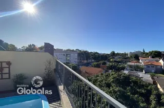 Vista de um terraço com vista para a vegetação circundante.