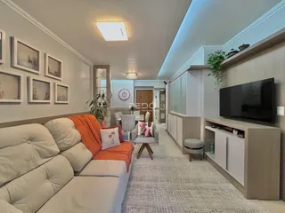 Sala de estar com sofá e decoração em um imóvel no Brasil.