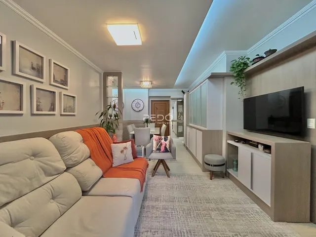 Sala de estar com sofá e decoração em um imóvel no Brasil.