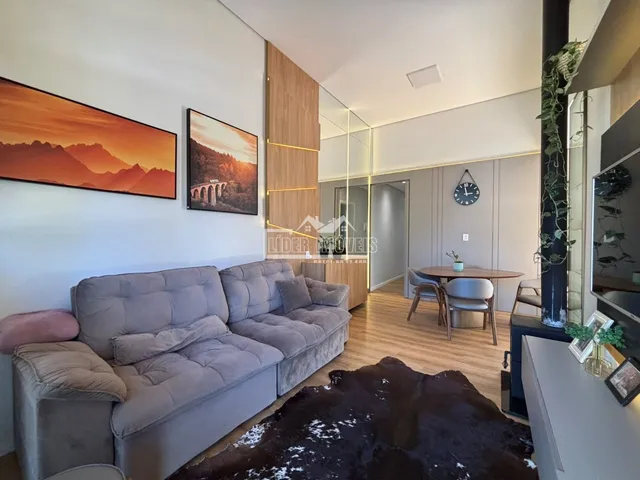 Sala de estar com sofá e decoração moderna em um imóvel no Brasil.