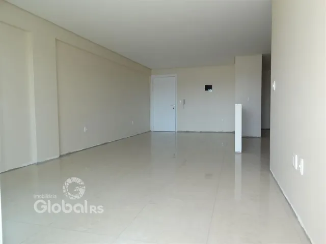 Interior de um espaço amplo com paredes brancas e piso claro.