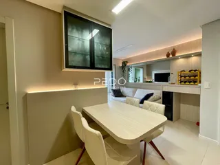 Vista de uma sala de jantar moderna com mesa e cadeiras em um imóvel no Brasil.