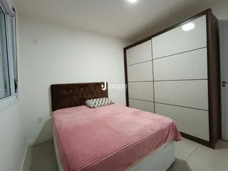 Foto de um quarto com cama e guarda-roupa em um imóvel.