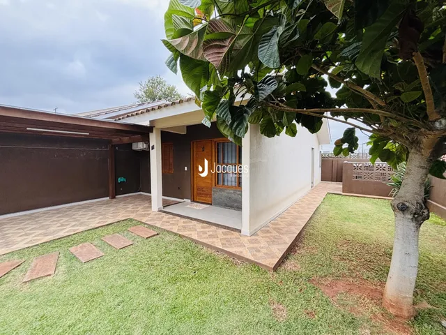 Fachada de uma casa em Lajeado, Brasil, com jardim gramado e área coberta.