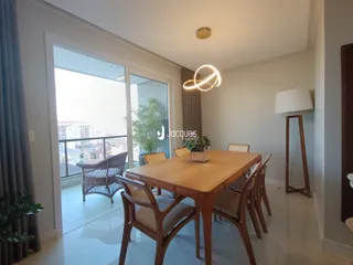 Uma sala de jantar com vista para a paisagem urbana.