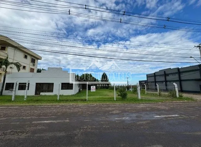 Vista externa de uma propriedade em Lajeado, Brasil, com cerca e paisagem.