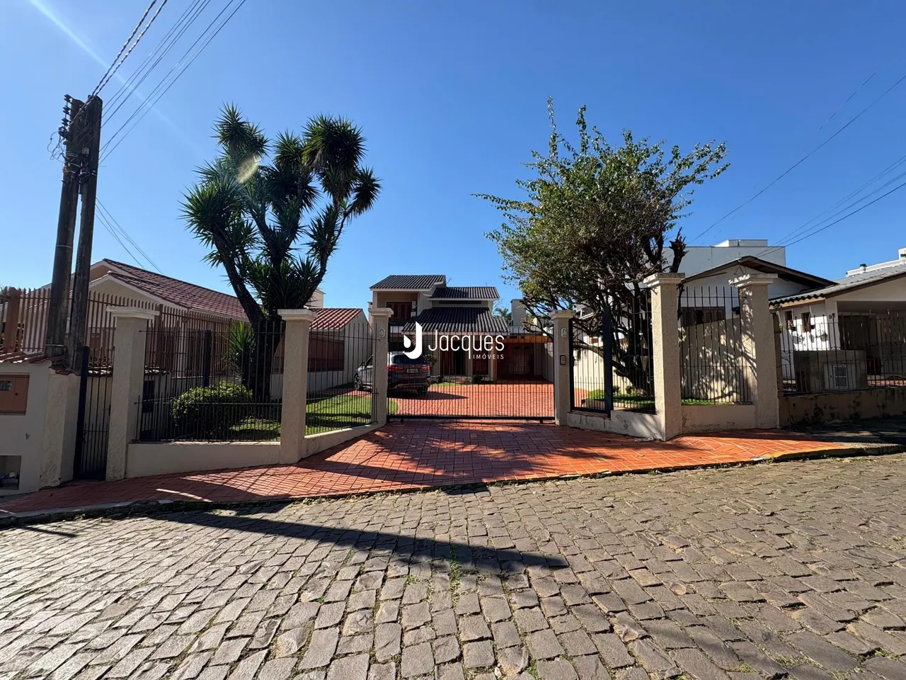 Casa com 4 dormitórios, foto 1
