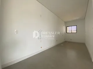 Foto interna de um cômodo vazio em uma residência.