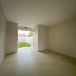 Corredor interno com paredes brancas e piso claro.