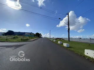 Vista da rua e cerca de uma propriedade em Lajeado, Brasil.