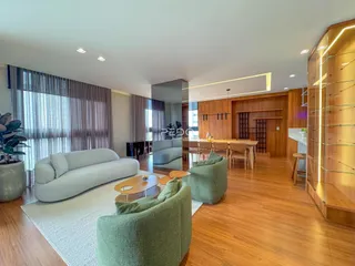Sala de estar com piso de madeira e decoração moderna.