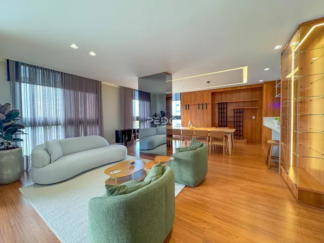 Sala de estar com piso de madeira e decoração moderna.