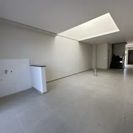 Uma foto de um corredor interno amplo e vazio em uma propriedade.