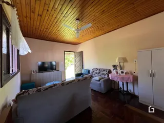 Sala de estar com teto de madeira e piso de madeira.