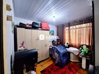 Quarto com armários e piso de madeira em ambiente interno.