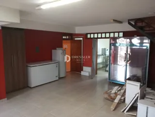 Interior de uma sala com paredes vermelhas e piso de cerâmica.