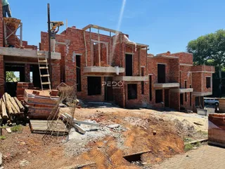 Vista externa de uma construção de tijolos em Lajeado, Brasil.