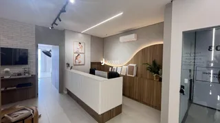 Corredor interno de um apartamento moderno com paredes de tijolo e madeira.