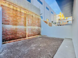 Parede de tijolos vermelhos expostos de uma fachada de imóvel em Lajeado.