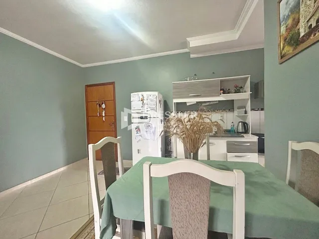 Foto da sala de jantar e cozinha de uma residência.