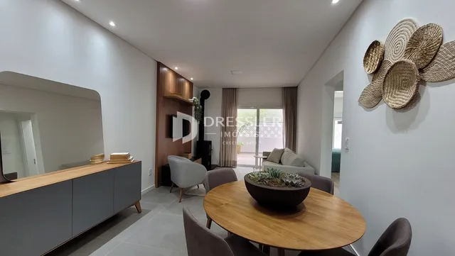 Sala de estar com decoração moderna e paredes brancas.