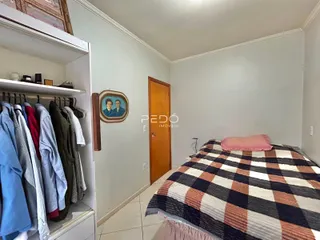 Quarto com cama e armário em ambiente interno.