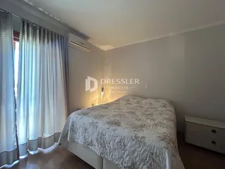 Quarto com cama e janela e ar-condicionado instalado.