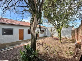 Fachada de uma casa em Lajeado, Brasil, com jardim e árvores.